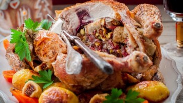 10-shikarnyh-goryachih-blyud-na-noviy-god-690x430